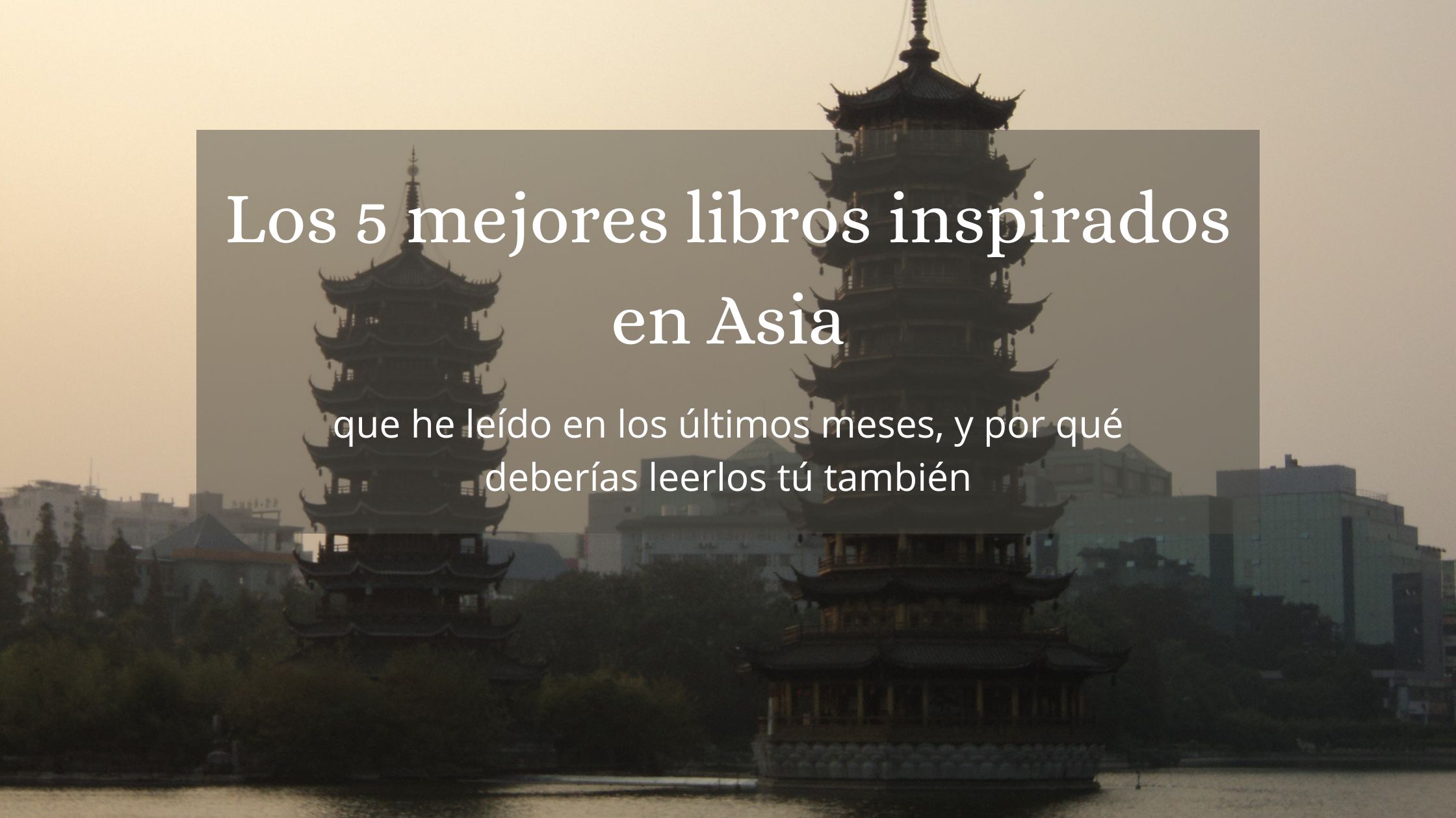 Portada de Los 5 mejores libros de fantasía inspirados en Asia, que muestra un paisaje al atardecer en el que se perfilan las siluetas de dos pagodas.