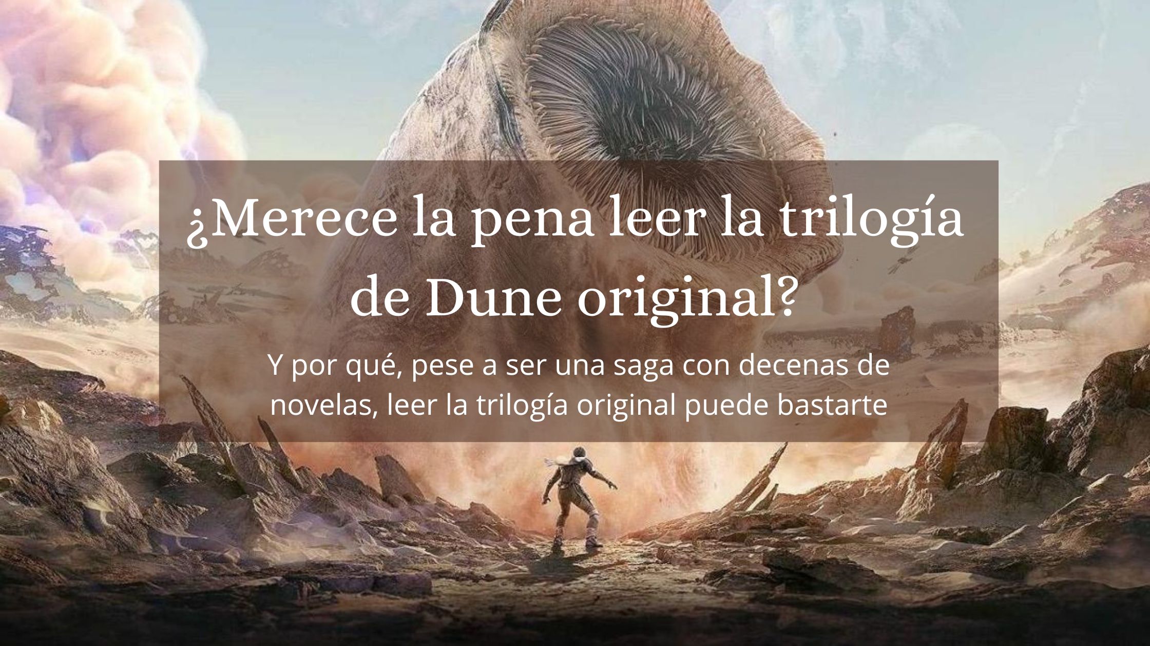 Portada de la entrada sobre la trilogía de Dune original, que muestra a una persona agazapada, frente a un gusano gigante cuya cabeza levemente ladeada se alza al cielo.